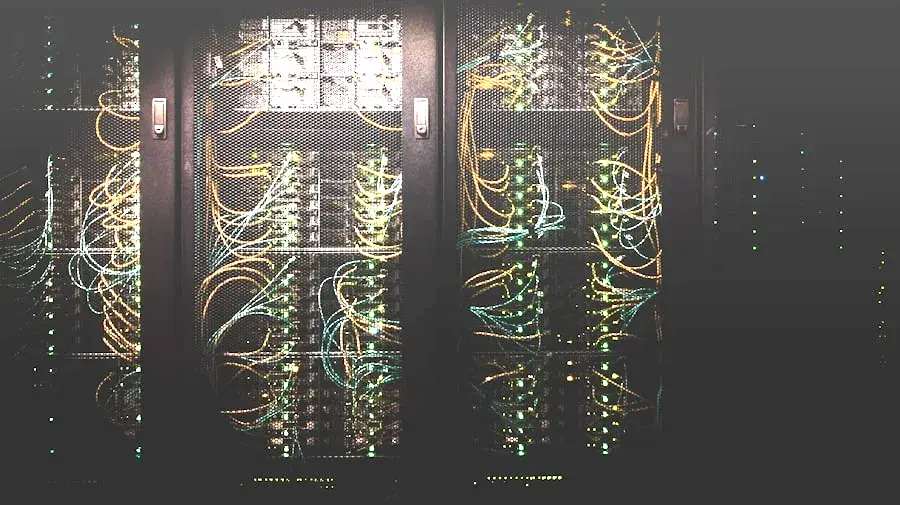Serverschrank mit strukturiert verlegten Netzwerkkabeln im Rechenzentrum eines von Byteleit betreuten Unternehmens